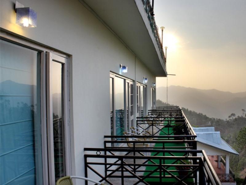 Maple Resort Chail Esterno foto